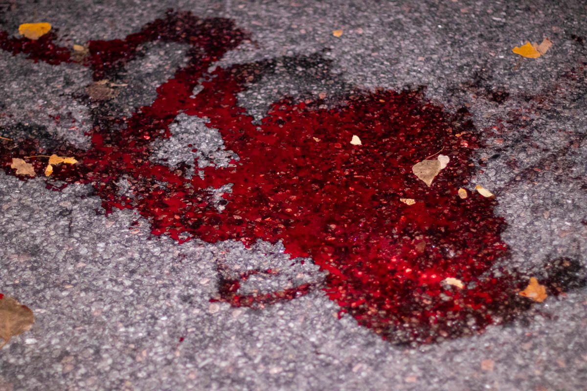 Пешеход перебегал дорогу в неразрешенном и темном месте 