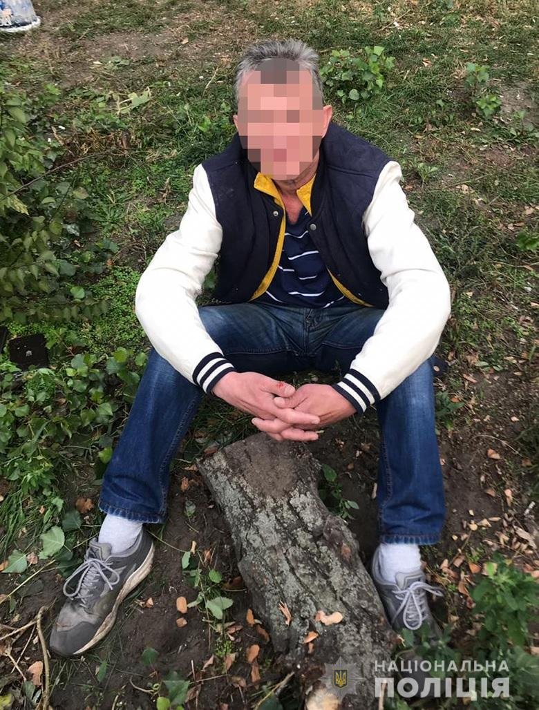 В Днепровском районе Киева на улице Вифлеемской пьяный мужчина начал приставать к прохожей В Днепровском районе Киева на улице Вифлеемской пьяный мужчина начал приставать к прохожей