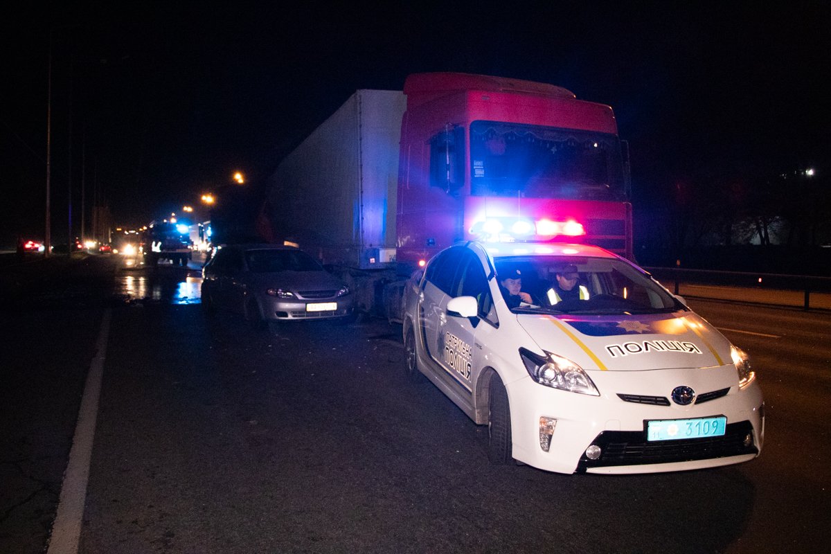 В понедельник, 28 октября, в Киеве на Столичном шоссе произошло две аварии