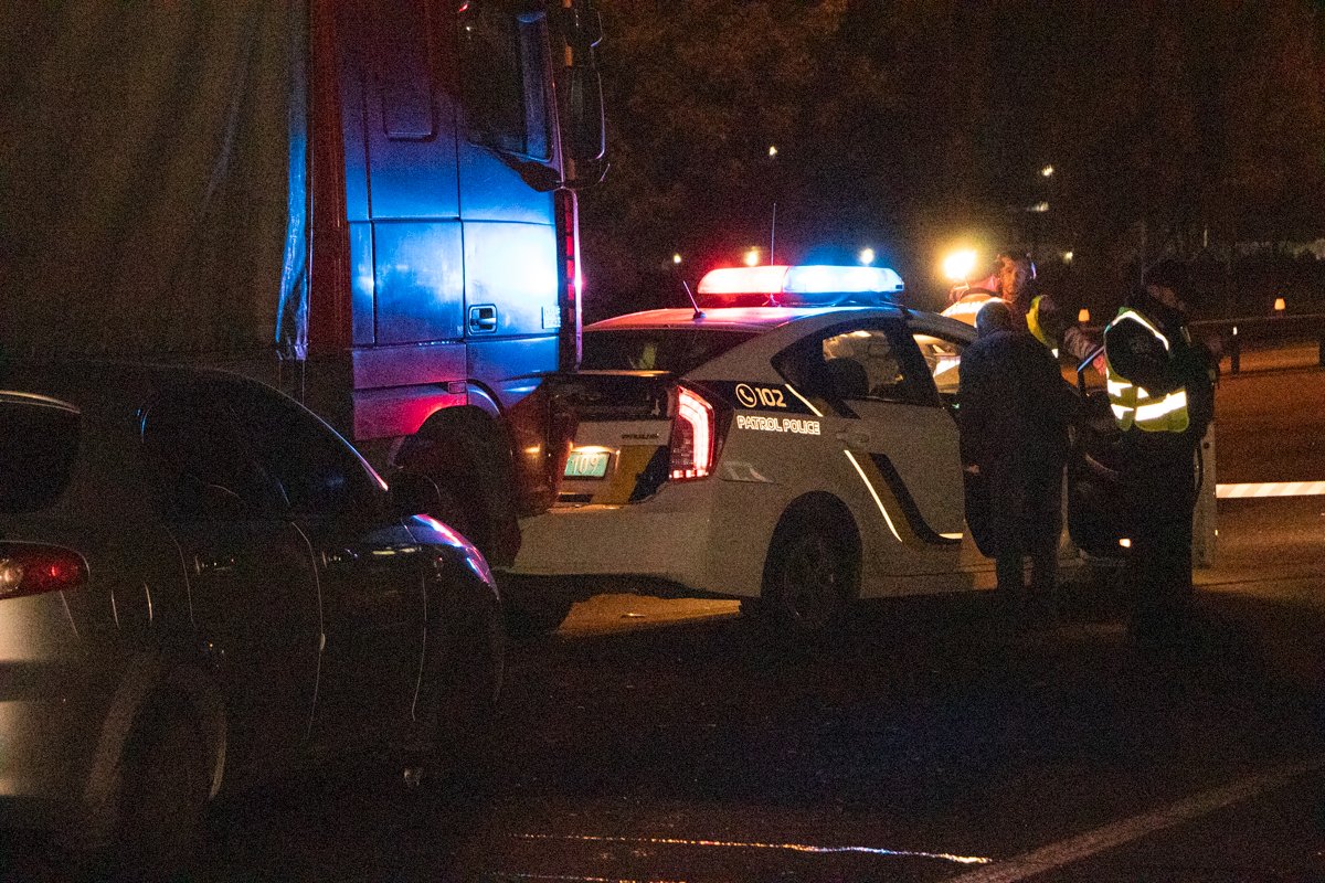 Это случилось, когда сотрудники полиции оформляли первое ДТП с участием фуры и Chevrolet