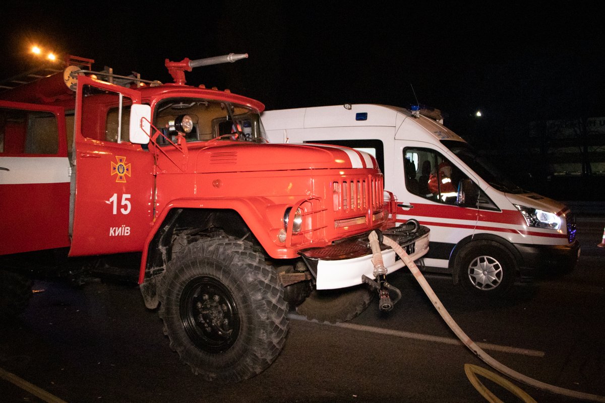 На место происшествия прибыли спасатели, которые извлекли пострадавшего из кабины