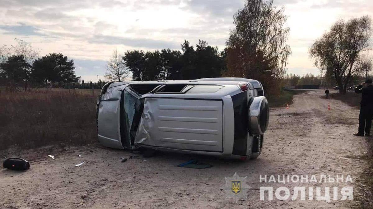 Под Киевом перевернулся внедорожник: погиб 14-летний водитель, два подростка в больнице