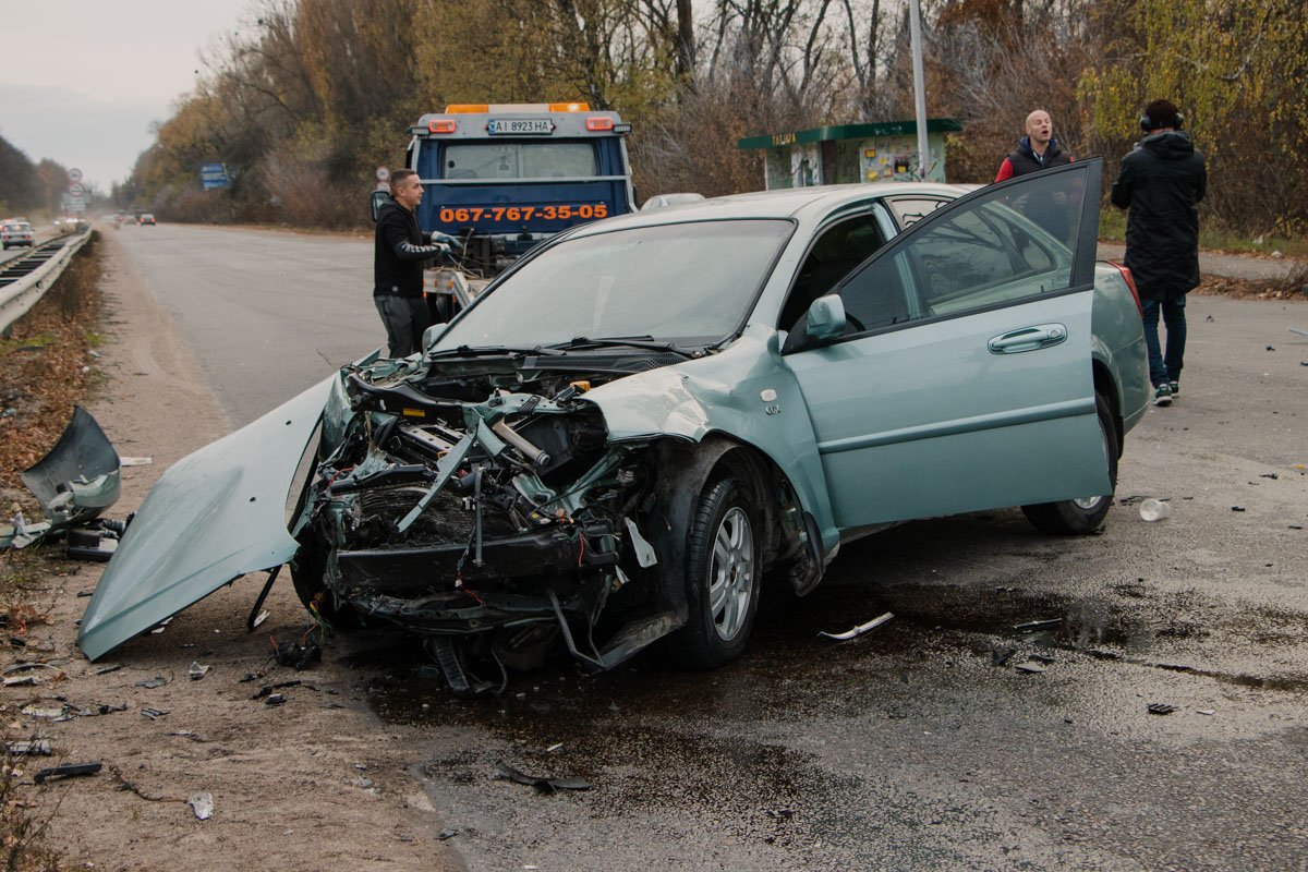 Volkswagen протаранил Chevrolet, который поворачивал