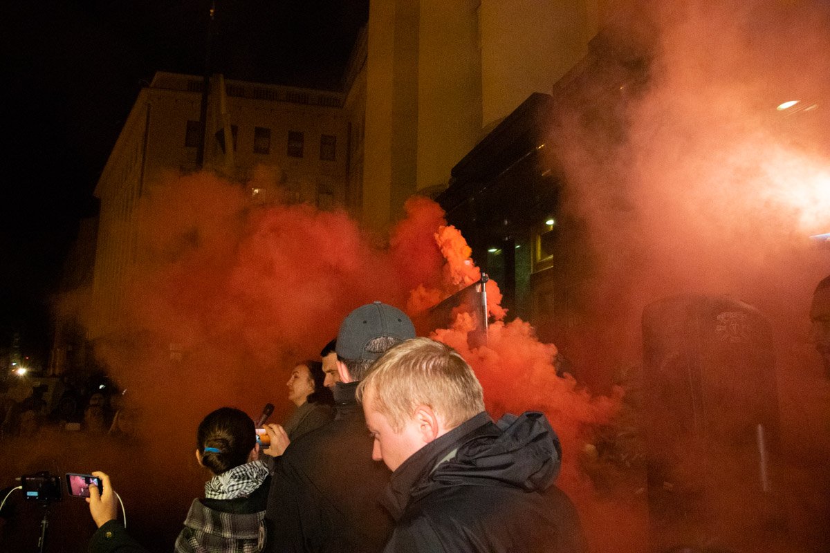 Перед завершением митинга зажгли дымовые шашки Перед завершением митинга зажгли дымовые шашки