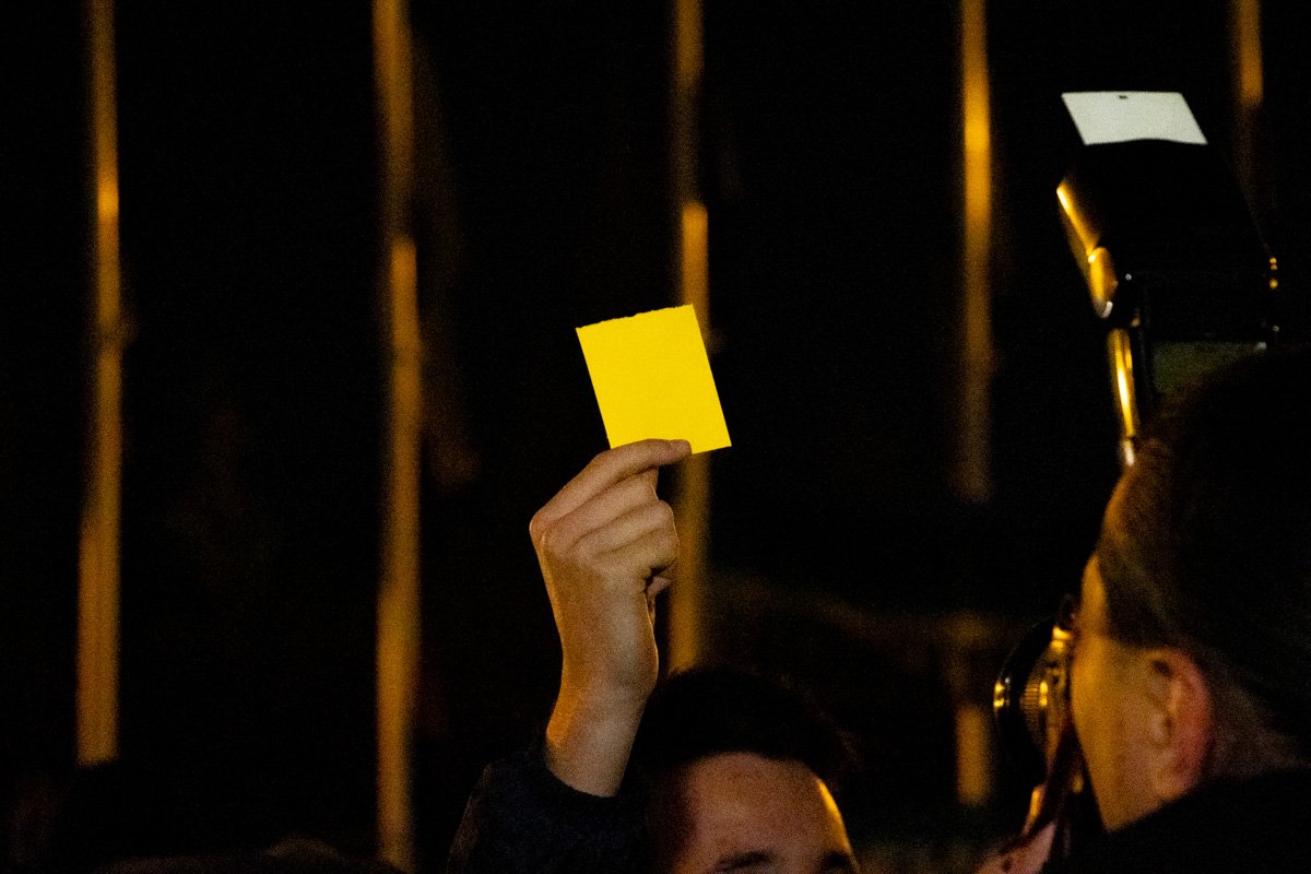 В виде предупреждения Зеленскому показали желтую карточку В виде предупреждения Зеленскому показали желтую карточку