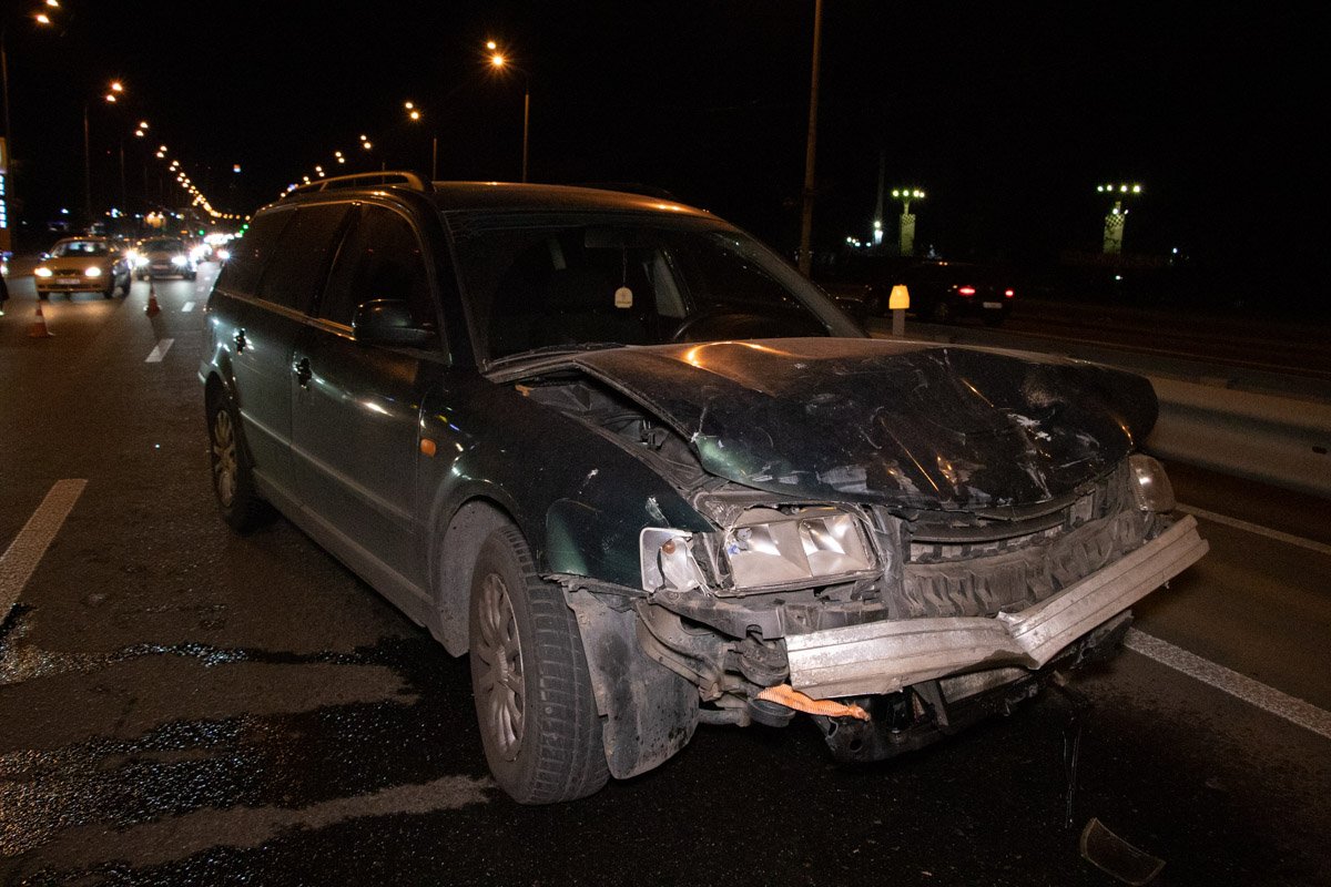 На проспекте Глушкова произошла авария с участием автомобилей Volkswagen, Ford и Subaru