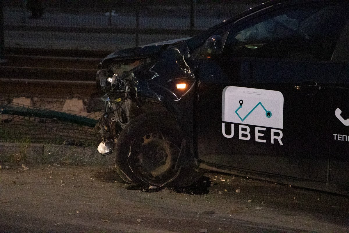 На улице Жилянская произошла авария с участием автомобиля Chevrolet службы такси Uber