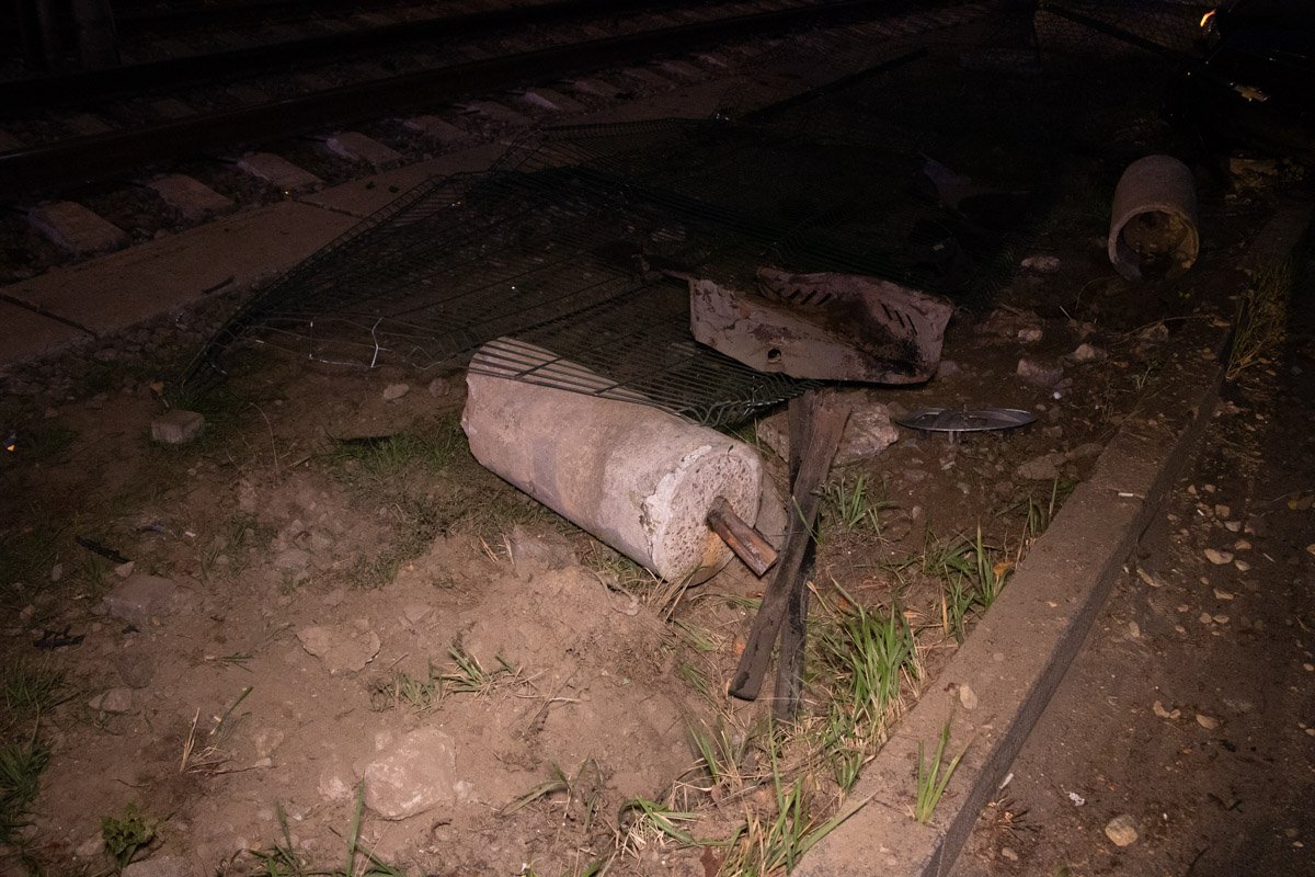 Uber снес около 10-15 метров ограждения, а затем вылетел обратно на дорогу и остановился посреди проезжей части