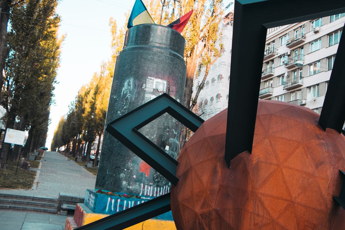 Скульптура появилась на месте бывшего памятника Ленину Скульптура появилась на месте бывшего памятника Ленину