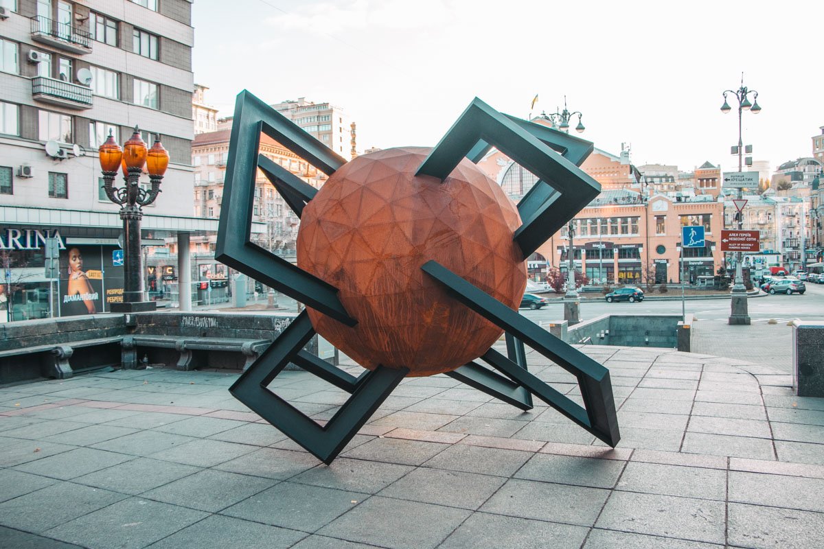 Новый арт-объект выглядит как сфера, пронизанная металлическим прутами Новый арт-объект выглядит как сфера, пронизанная металлическим прутами