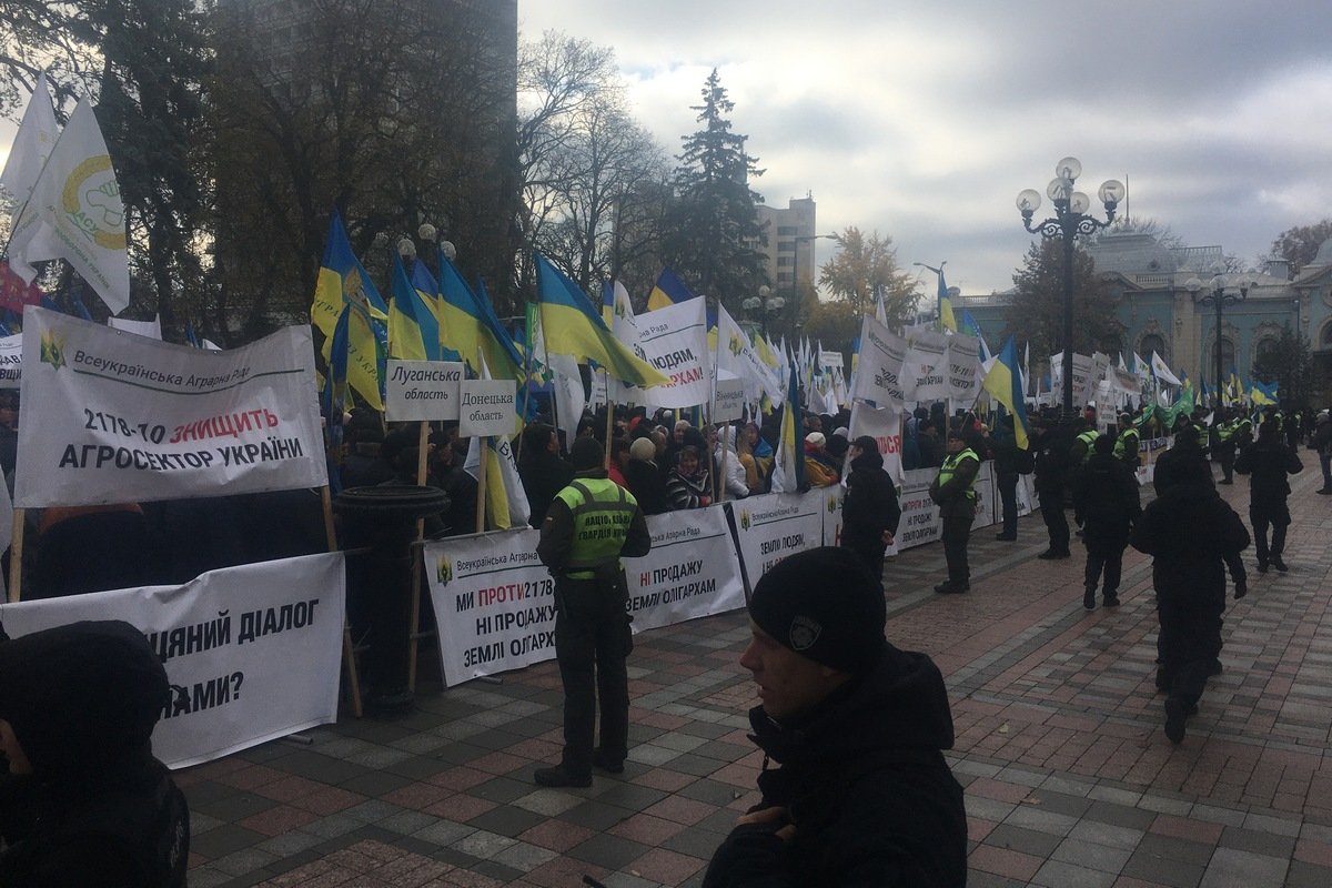 Возле Верховной Рады в Киеве собрались сотни фермеров со всей Украины Возле Верховной Рады в Киеве собрались сотни фермеров со всей Украины