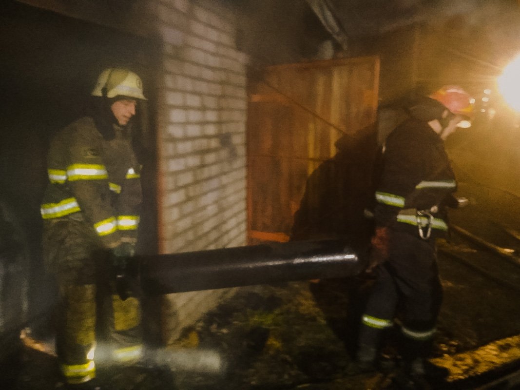 Под Киевом в селе Новая Гребля Бородянского района спасатели вынесли из огня газовые и кислородные баллоны