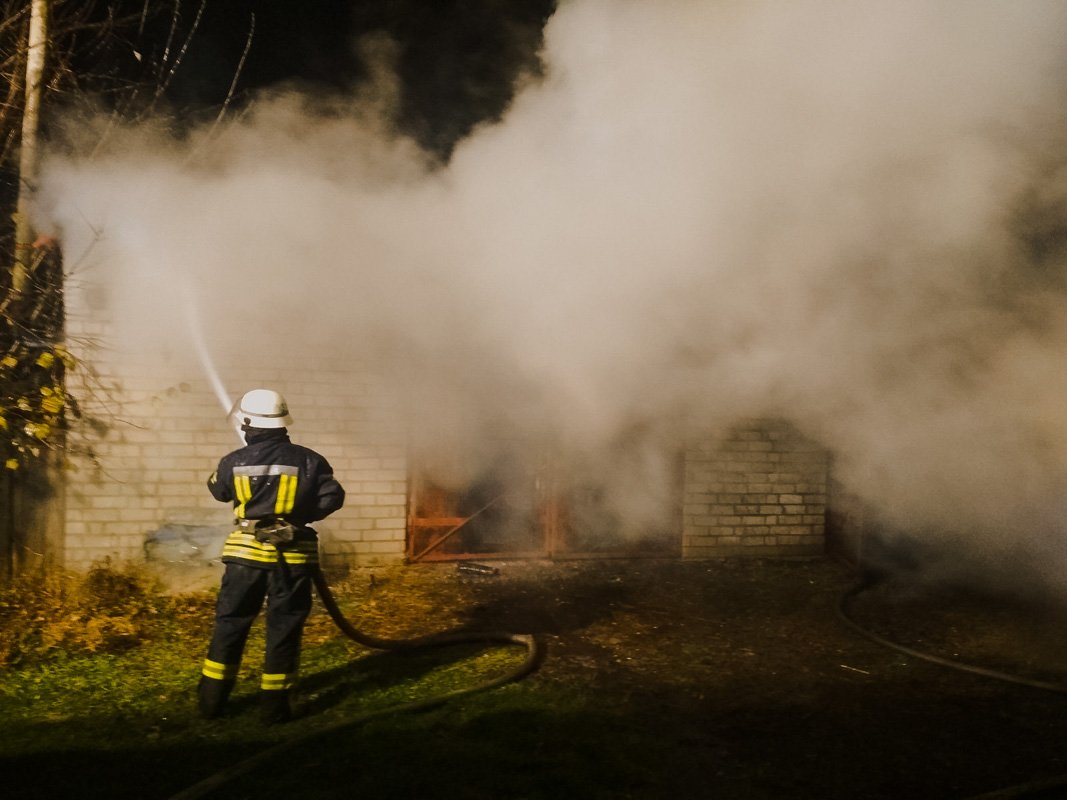 Горел частный гараж с автомобилем внутри