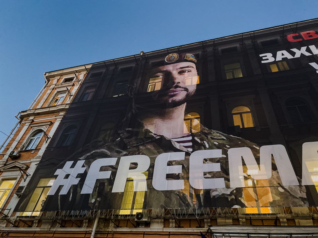 Гигантский плакат теперь занимает три этажа управления Гигантский плакат теперь занимает три этажа управления