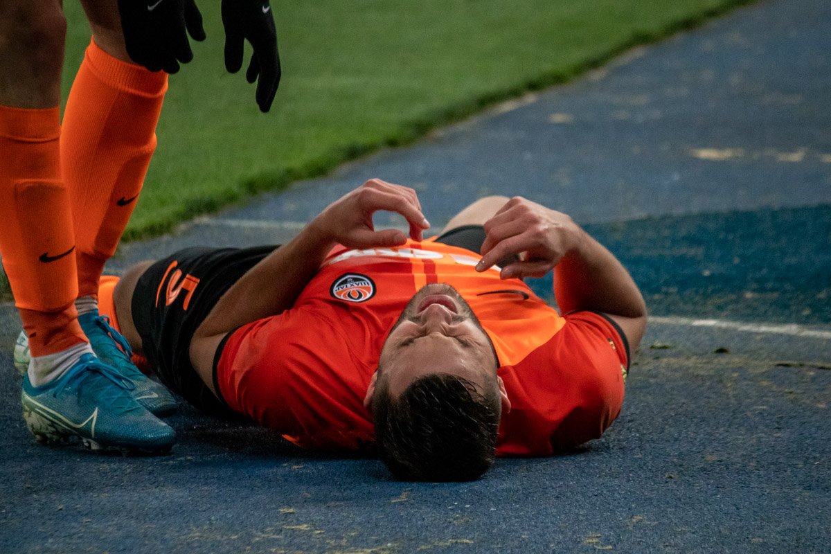 Давид Хочолава неудачно приземлился во время игрового эпизода Давид Хочолава неудачно приземлился во время игрового эпизода