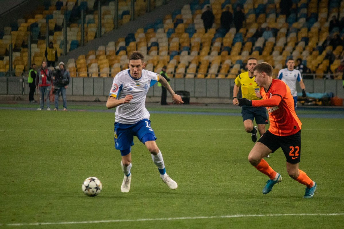 Однако после удаления Артема пришлось заменить на Дениса Гармаша, чтобы укрепить центр поля Однако после удаления Артема пришлось заменить на Дениса Гармаша, чтобы укрепить центр поля