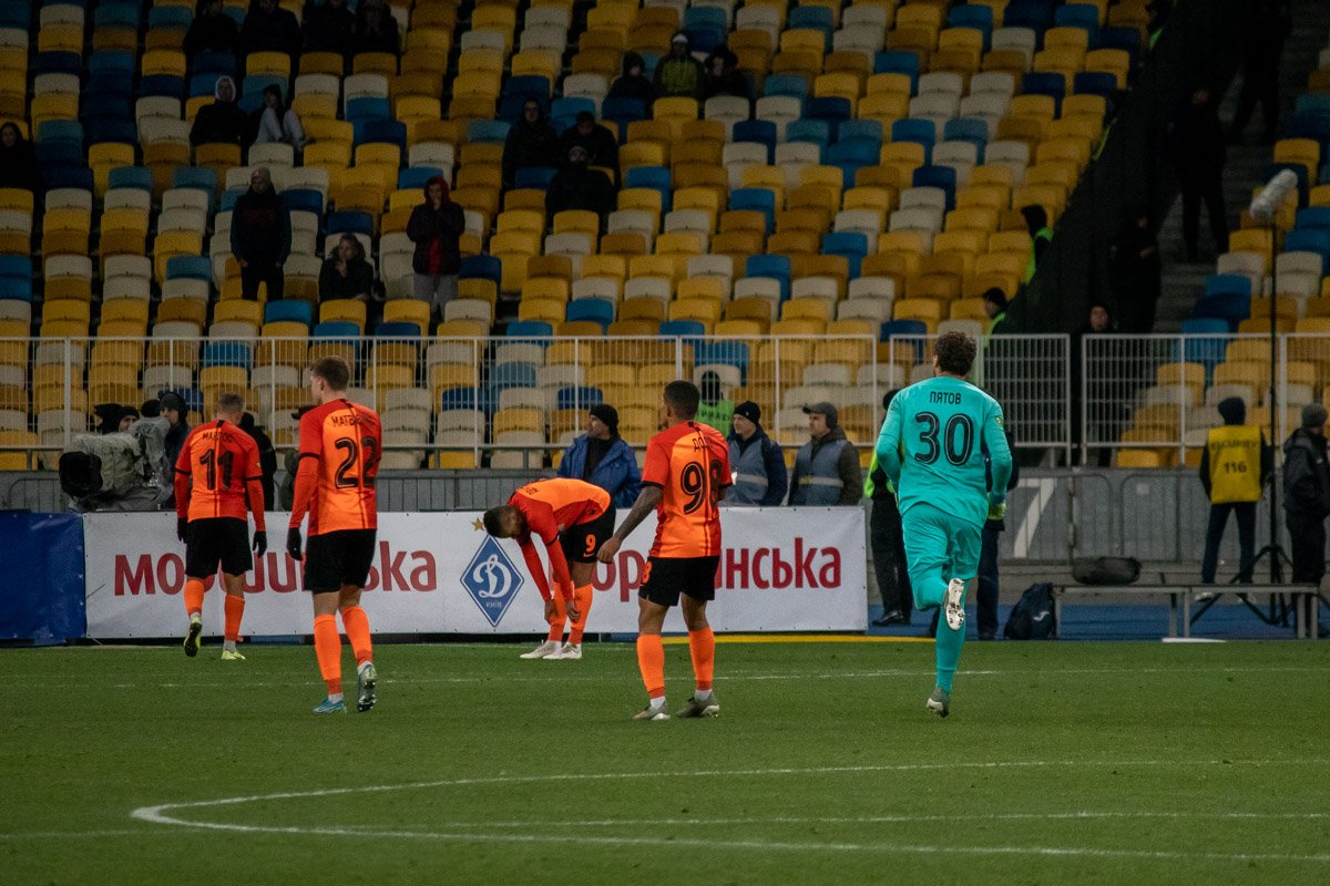 На последний угловой побежал и голкипер "Шахтера" Андрей Пятов, повлияв на взятие ворот киевлян На последний угловой побежал и голкипер "Шахтера" Андрей Пятов, повлияв на взятие ворот киевлян