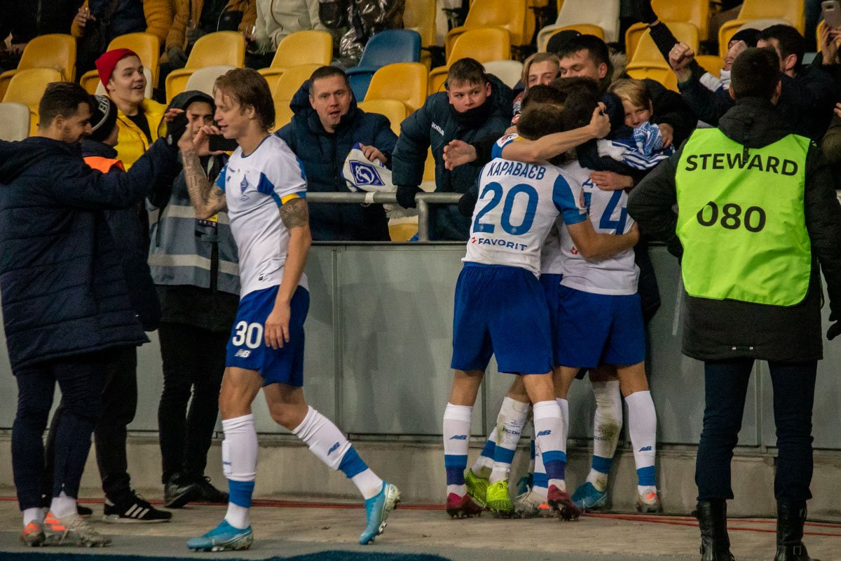 Радость "бело-синих" решающему забитому голу Денисом Поповым Радость "бело-синих" решающему забитому голу Денисом Поповым