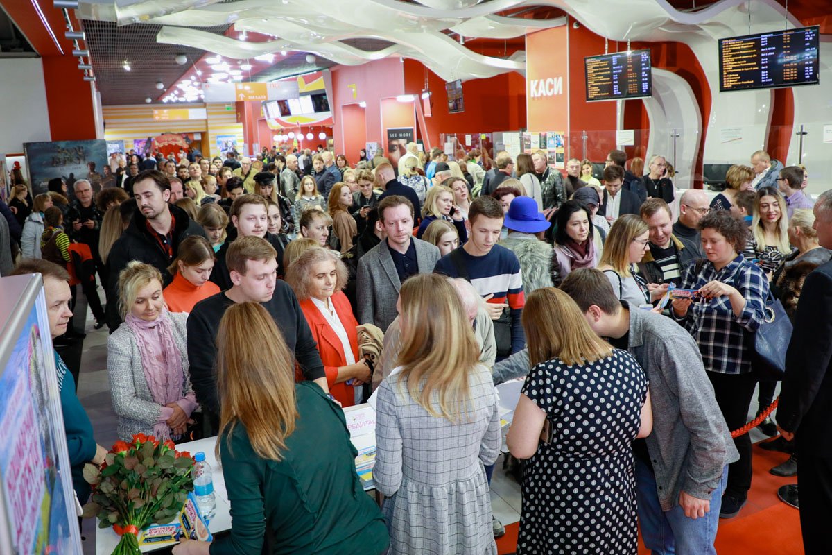 Встретиться и пообщаться со съёмочной группой и актёрами фильма Дашей Астафьевой, Таей Щурук, Виталием Слуцким могли все желающие Встретиться и пообщаться со съёмочной группой и актёрами фильма Дашей Астафьевой, Таей Щурук, Виталием Слуцким могли все желающие