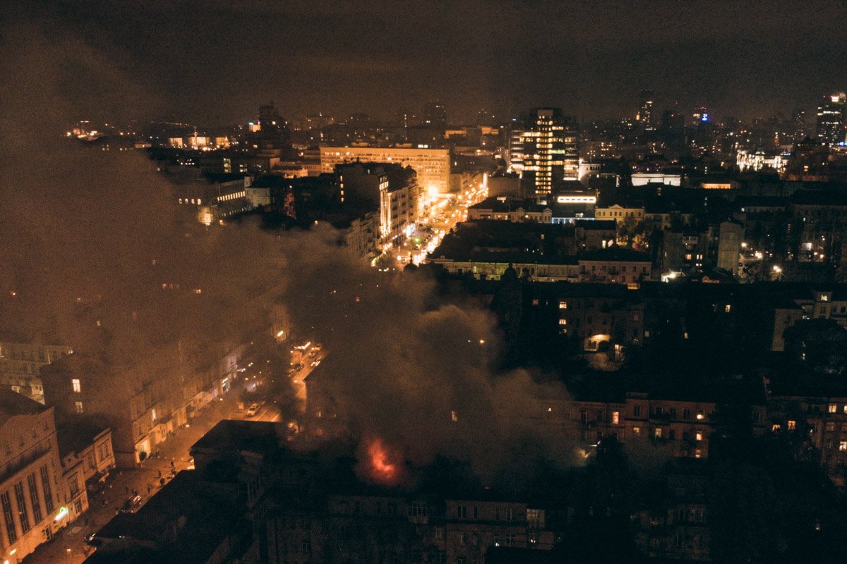 Пламя охватило крышу дома и быстро распространилось на площадь 100 квадратных метров