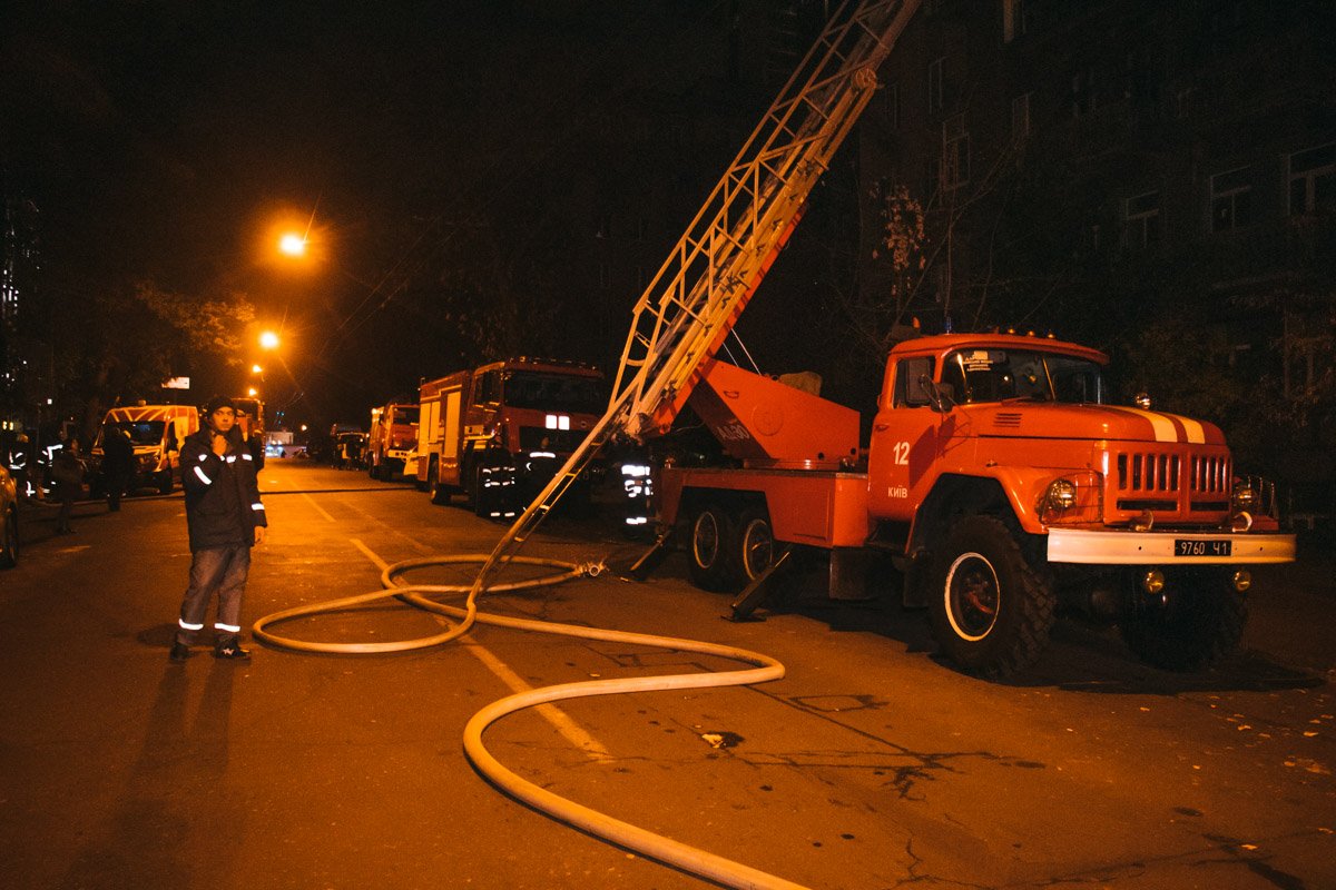 На место происшествия согнали всю свободную спецтехнику