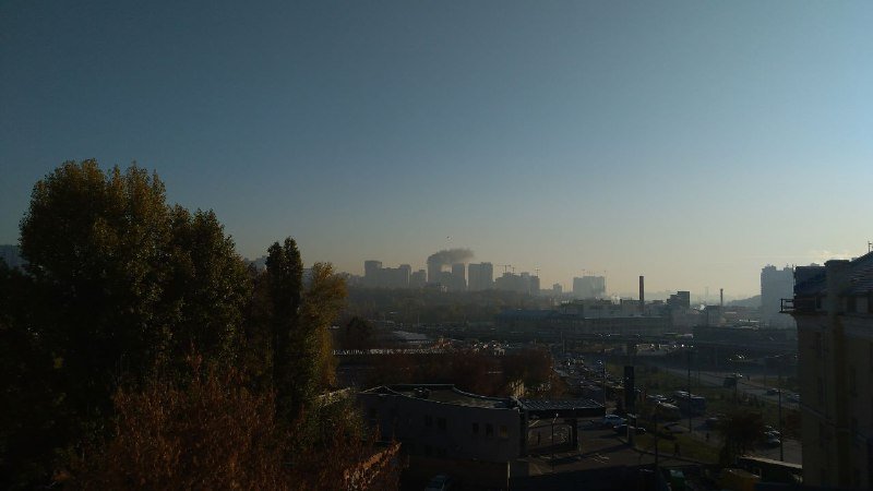 Присылают фото с разных районов города, откуда виден столб дыма