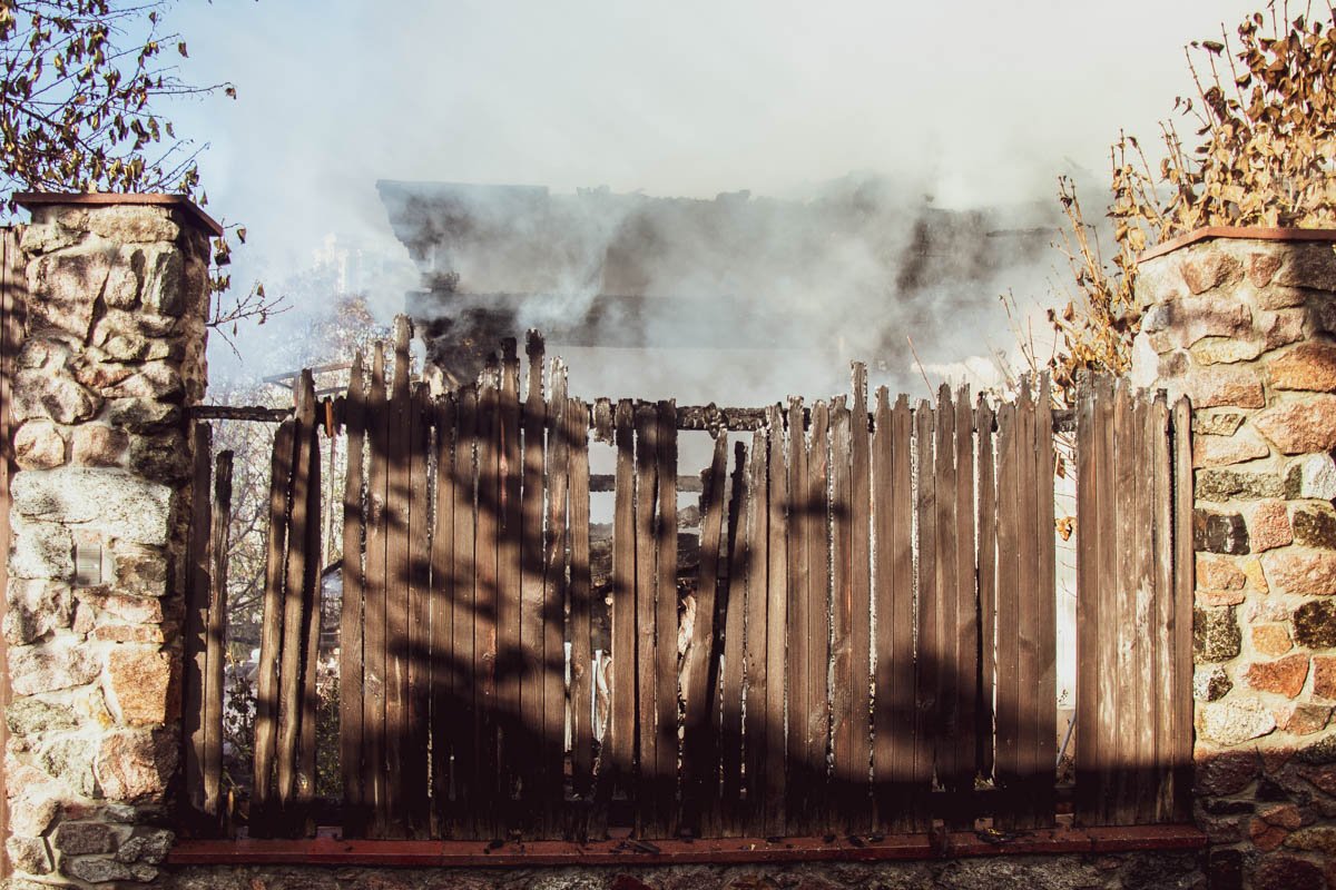 Спасатели эвакуировали автомобили из соседних домов