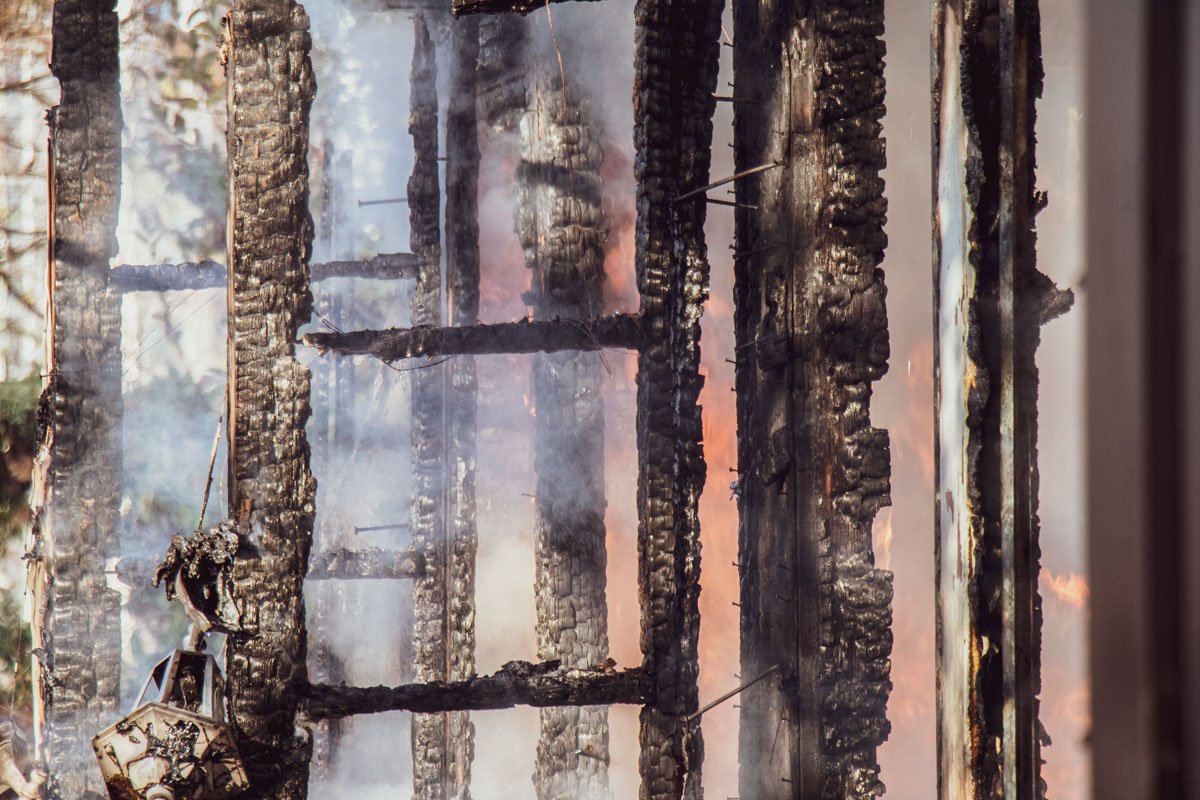 Горела крыша дома на площади 50 квадратных метров