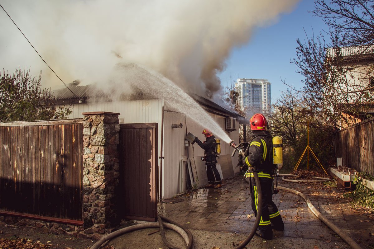 Пожар также помогали тушить жители соседних домов