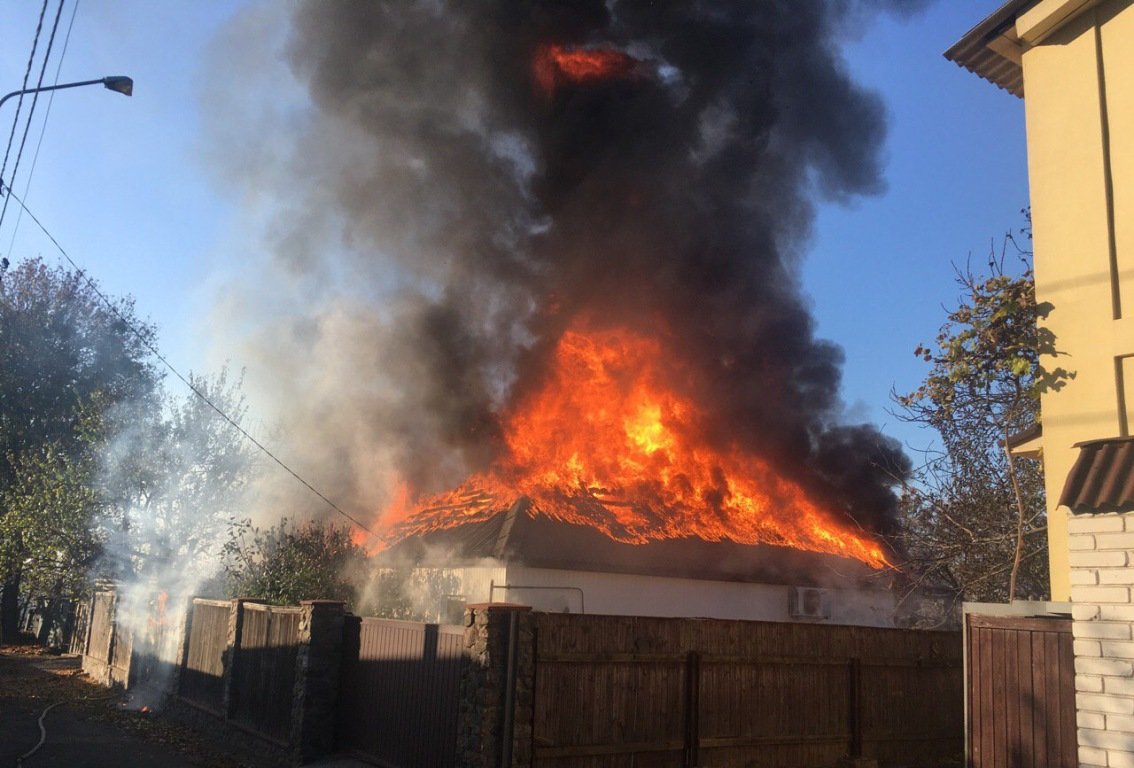 Пожарные предотвратили угрозу распространения огня на соседние дома 