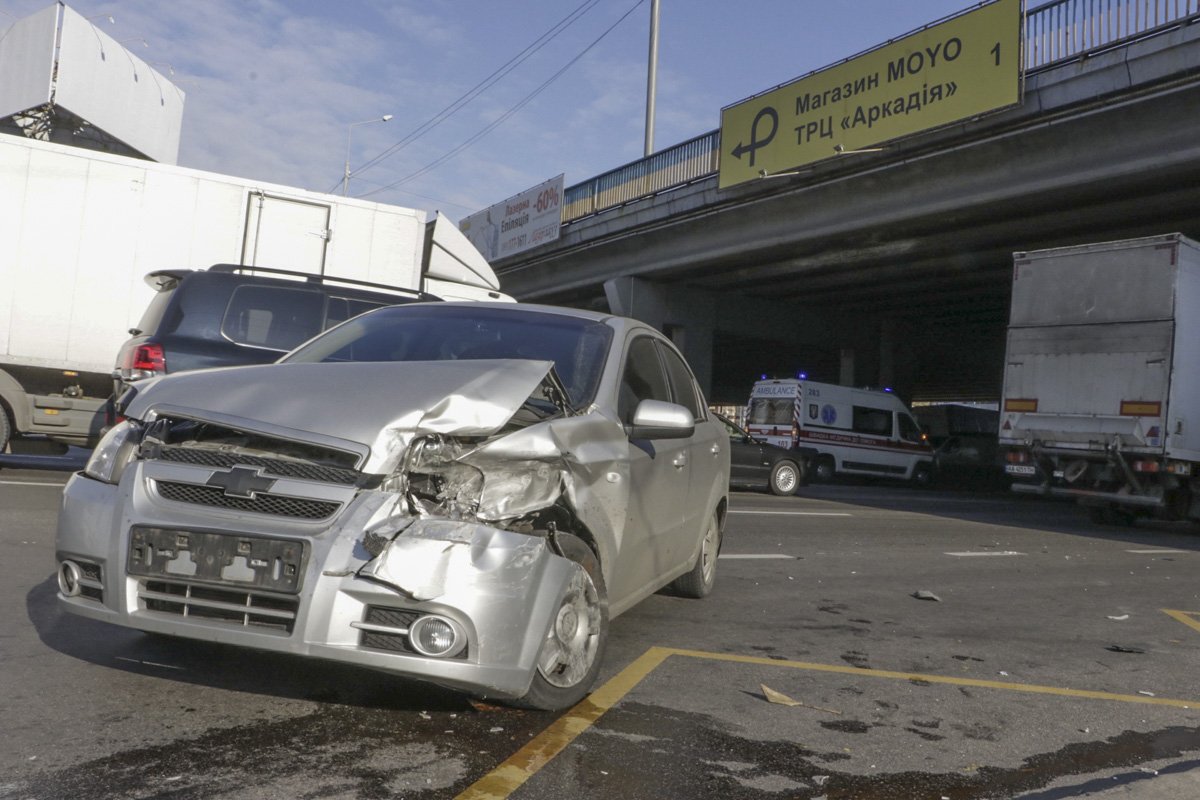 Столкнулись Range Rover и Chevrolet Aveo Столкнулись Range Rover и Chevrolet Aveo