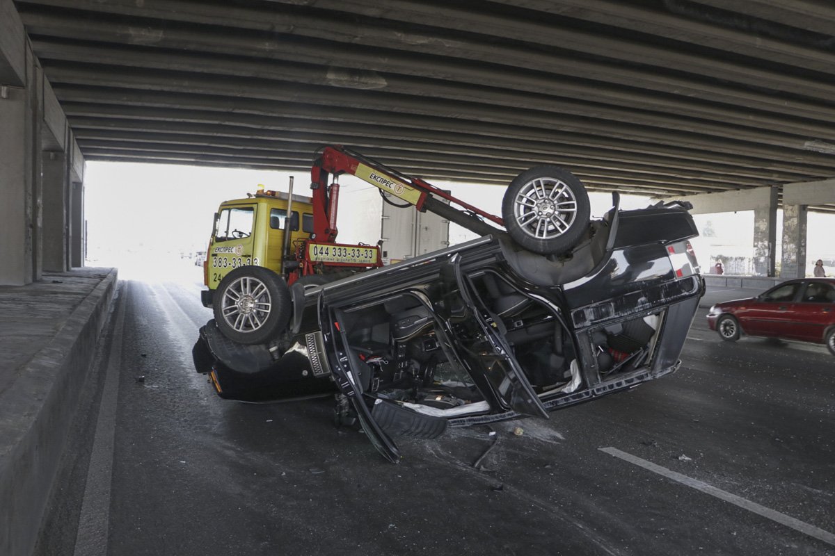 От удара внедорожник перевернулся , его протянуло по дороге и он опрокинулся на крышу От удара внедорожник перевернулся , его протянуло по дороге и он опрокинулся на крышу