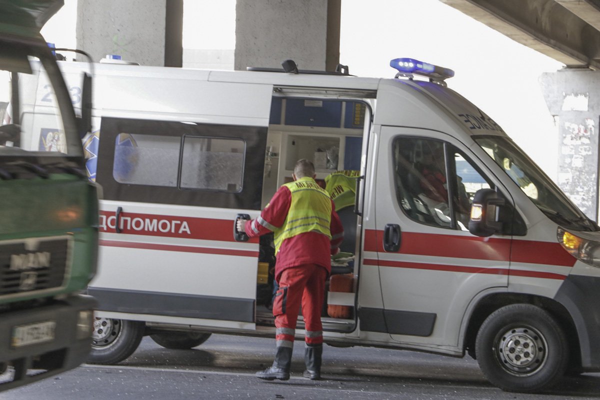 Пассажира Range Rover осматривали медики, но, будут ли его госпитализировать - неизвестно Пассажира Range Rover осматривали медики, но, будут ли его госпитализировать - неизвестно