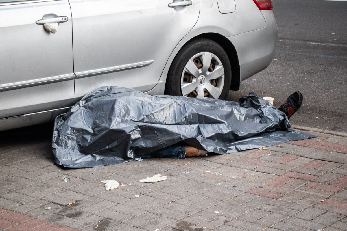 Когда он подошел к машине, то он упал и мгновенно умер