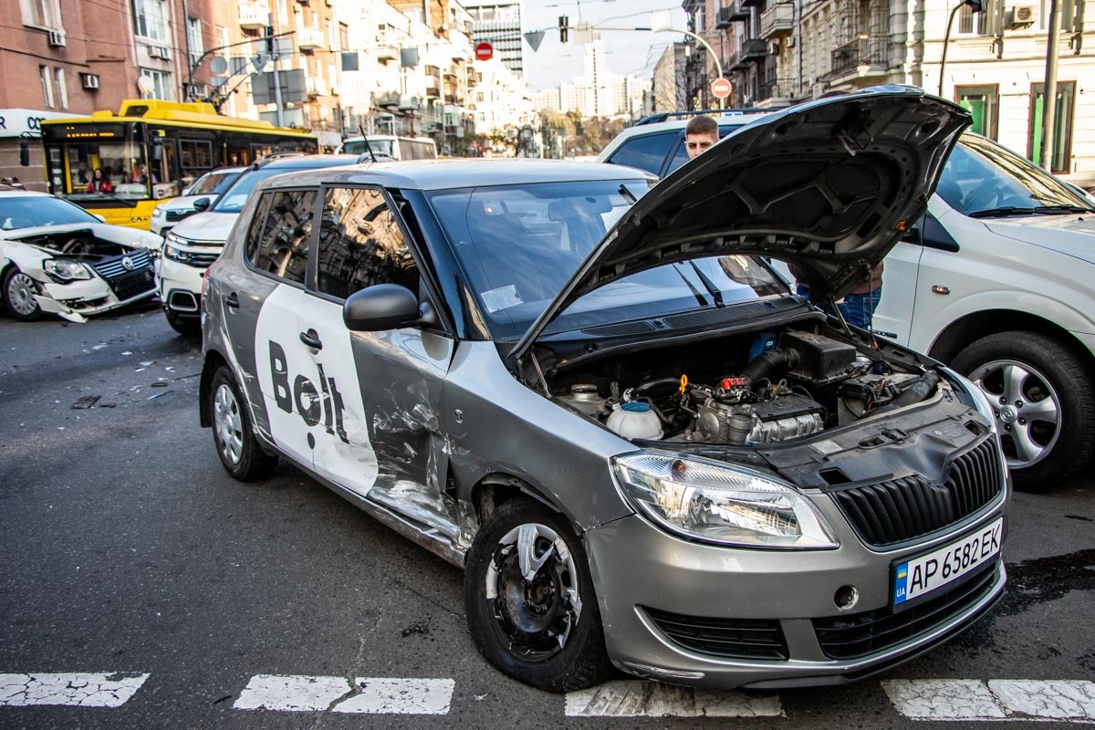 Не поделили дорогу Volkswagen Passat и Skoda Fabia службы такси Bolt Не поделили дорогу Volkswagen Passat и Skoda Fabia службы такси Bolt