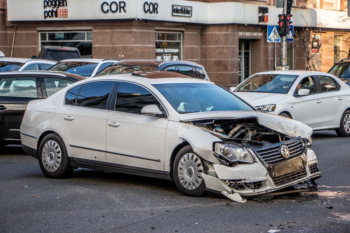 У Volkswagen полностью разбита передняя часть, а у Skoda серьезно поврежден правый бок У Volkswagen полностью разбита передняя часть, а у Skoda серьезно поврежден правый бок