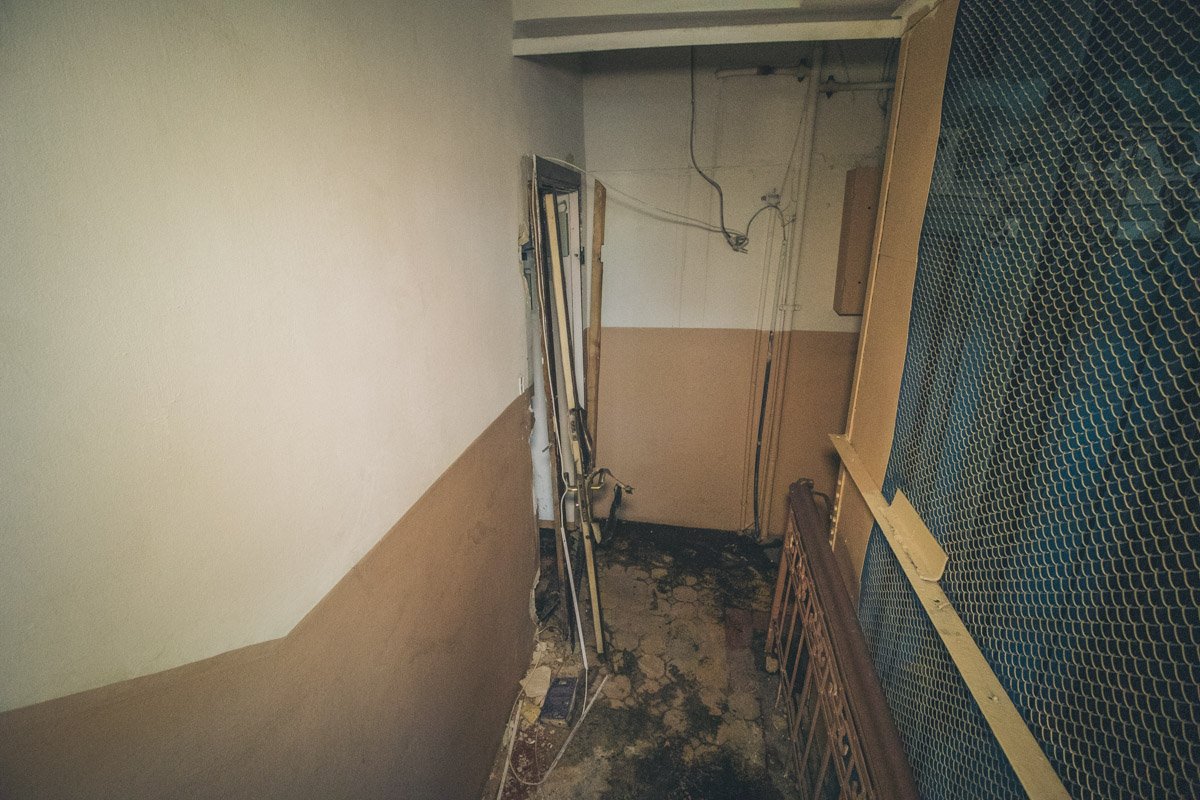 В парадном раскурочены двери и все залито водой