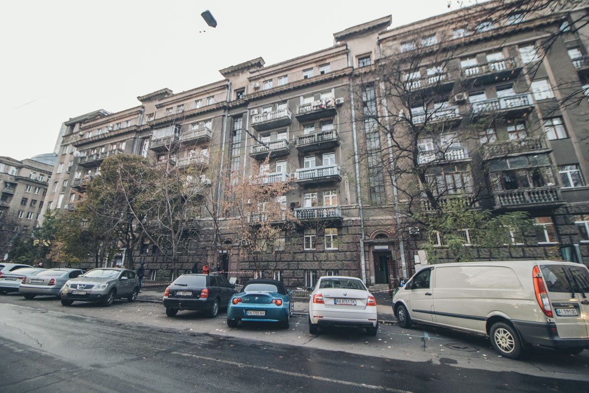 В данный момент здание не пригодно для жилья, местные вынуждены искать место для ночлега