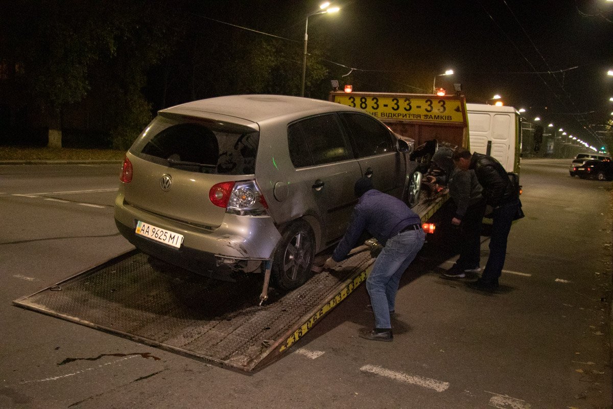 На перекрестке с улицей Героев Севастополя Volkswagen начал поворачивать налево