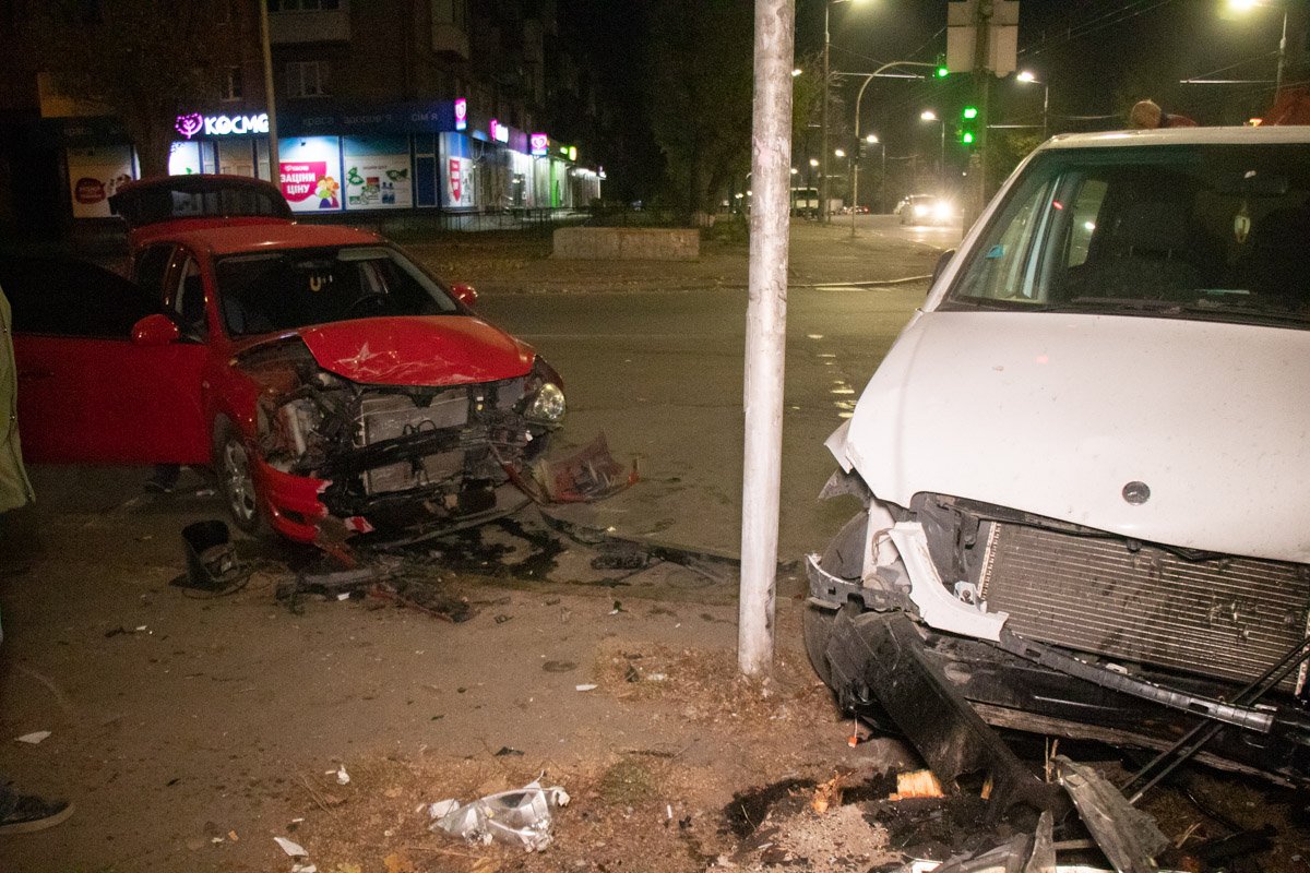 На перекрестке он и столкнулся с Mercedes