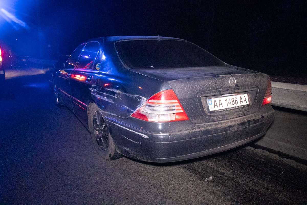 По словам одного из участников аварии, по Брест-Литовскому шоссе двигался Mercedes Viano, а за ним на высокой скорости летел Mercedes W220