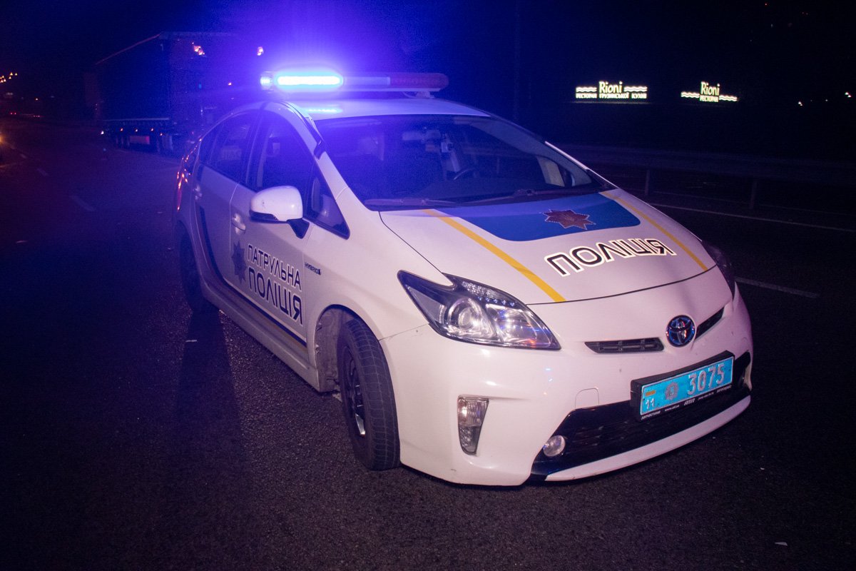 Второго начало заносить и он врезался в первого, а потом в отбойник