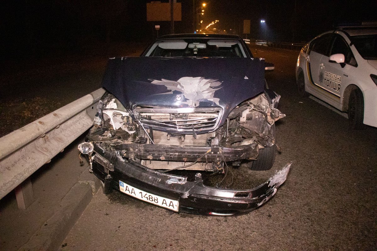 Дальше BMW столкнулся с Renault на промежутке дороги между W220 и Viano, в результате Renault "догнал" минивэн, а BMW оказался в отбойнике