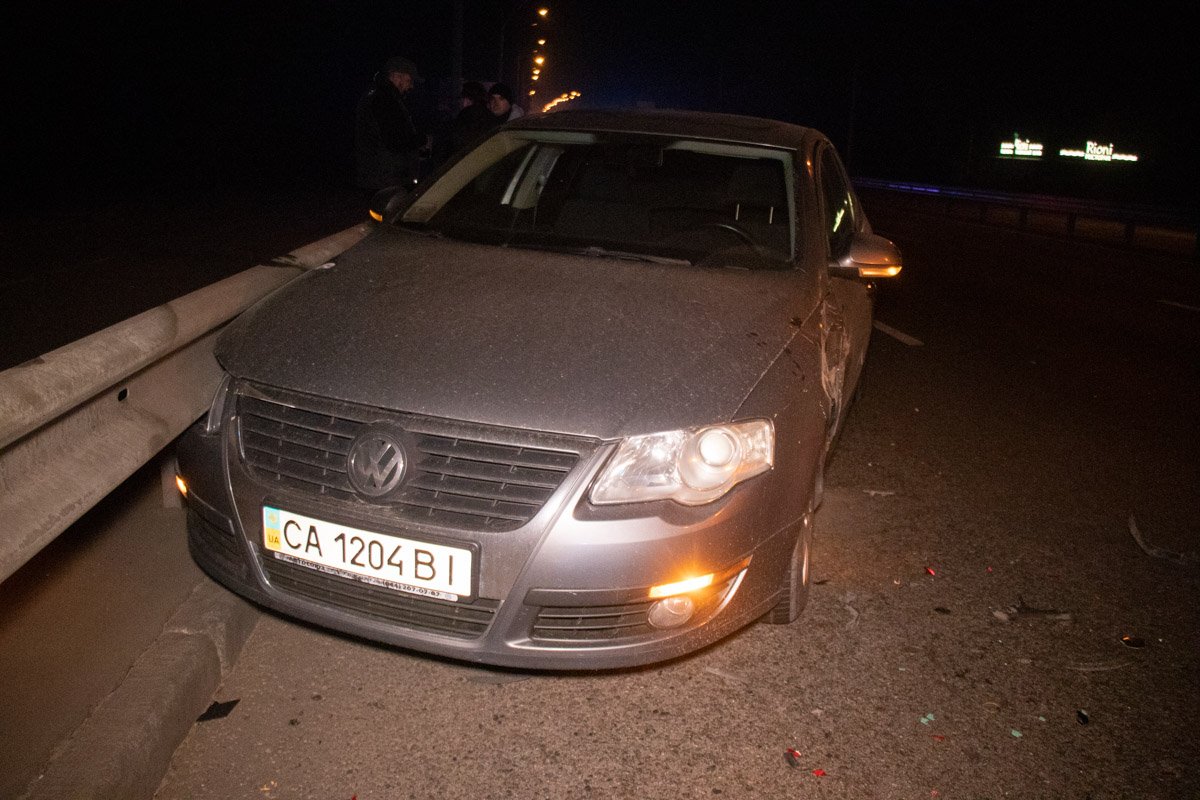 Прошло еще некоторое время и проезжая мимо этой аварии из четырех машин столкнулись Volkswagen и еще одна Renault