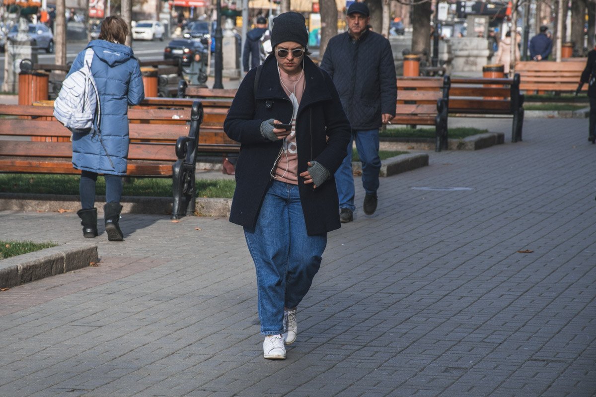 Есть, впрочем, на улице и лихачи, которых даже такая температура не может заставить застегнуться Есть, впрочем, на улице и лихачи, которых даже такая температура не может заставить застегнуться