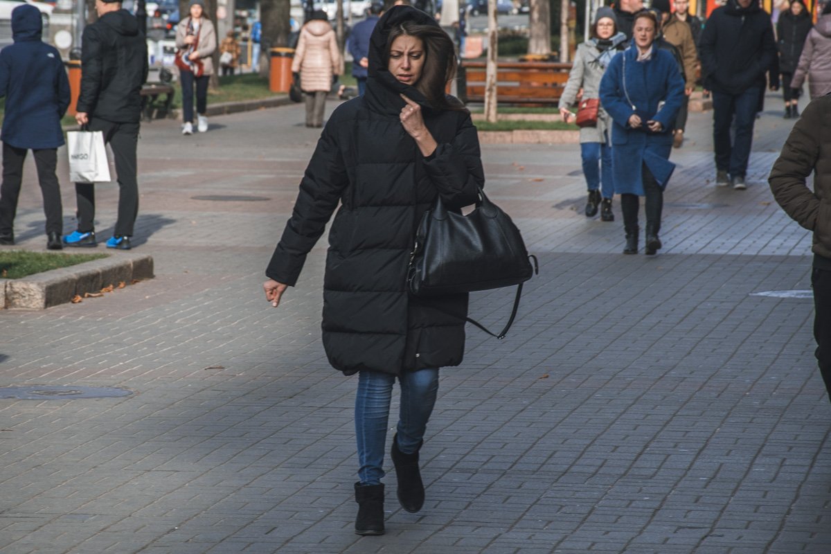 Особенно когда налетает порыв ветра, превращающий и так не жаркий воздух в по настоящему зимний Особенно когда налетает порыв ветра, превращающий и так не жаркий воздух в по настоящему зимний