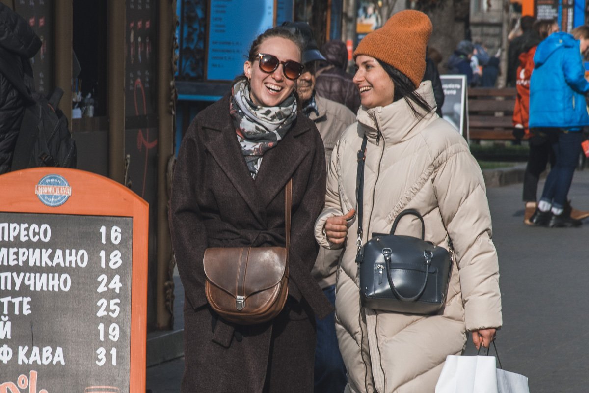 К счастью, рядом есть друзья, которые поддержат и согреют улыбкой и смехом К счастью, рядом есть друзья, которые поддержат и согреют улыбкой и смехом