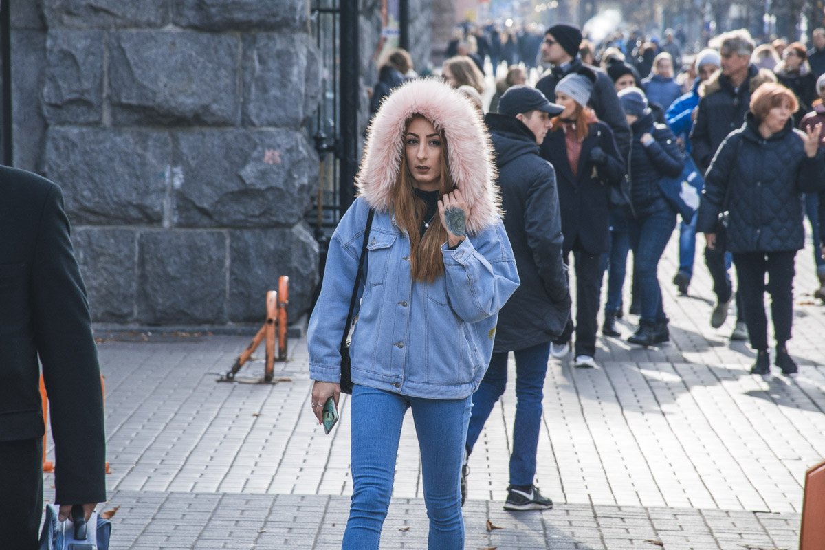 Меха и капюшоны - пора привыкать, ведь зимой такого будет в избытке Меха и капюшоны - пора привыкать, ведь зимой такого будет в избытке