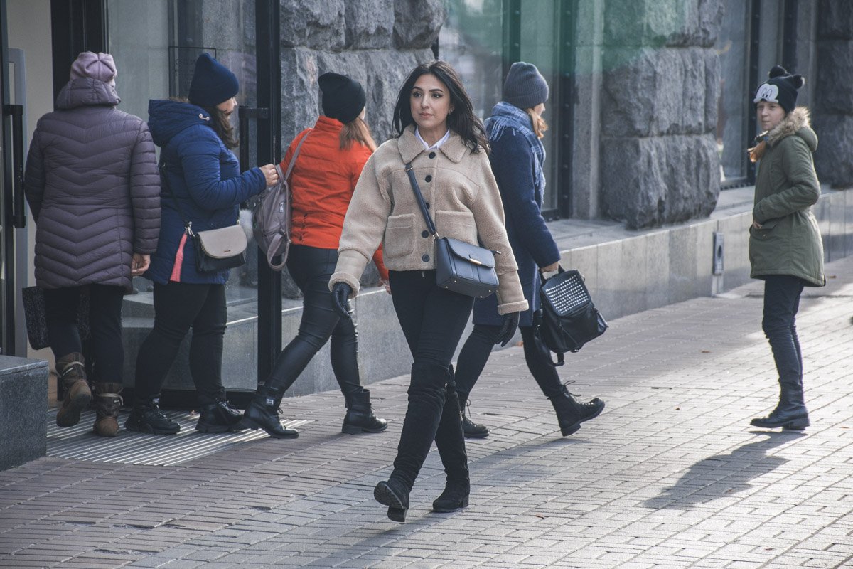 А пока можно вышагивать, не стремясь укрыть волосы под шапкой А пока можно вышагивать, не стремясь укрыть волосы под шапкой