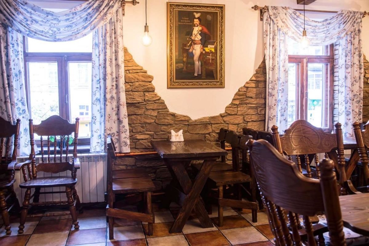 Если вы сомневаетесь во вкусе сочетания украинской и французской кухонь - посетите это место ради атмосферы